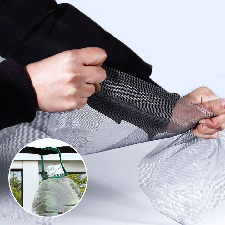 "Antimygg självhäftande fönsterskärm i vit nylon monterad på fönster, skyddar mot insekter och tillåter fri luftcirkulation."