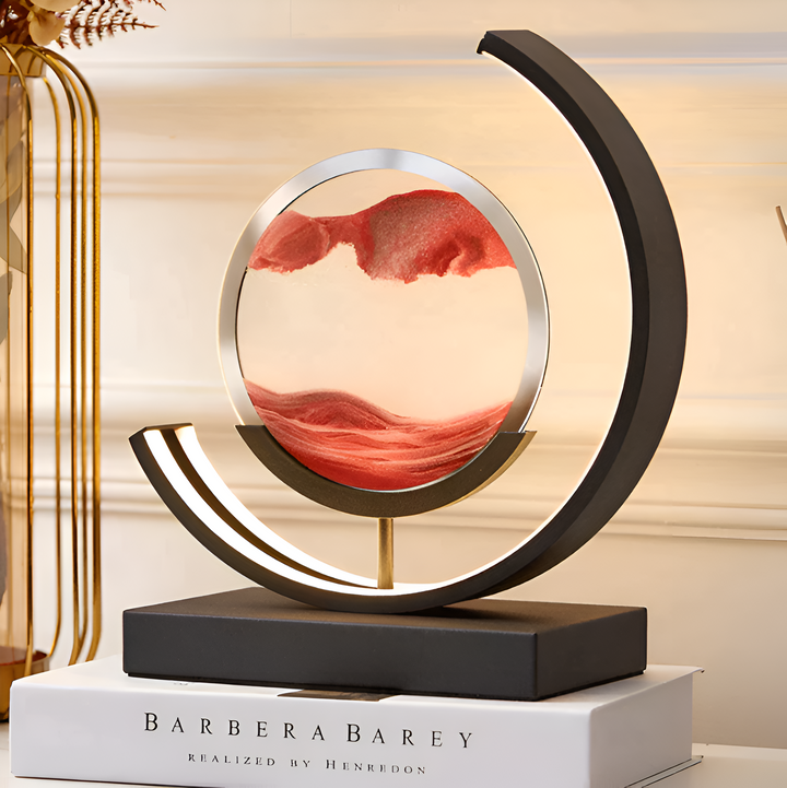 Elegant Sand Glow bordslampa med hypnotisk sandkonst, appstyrd & dimbar LED för stämningsfull belysning.