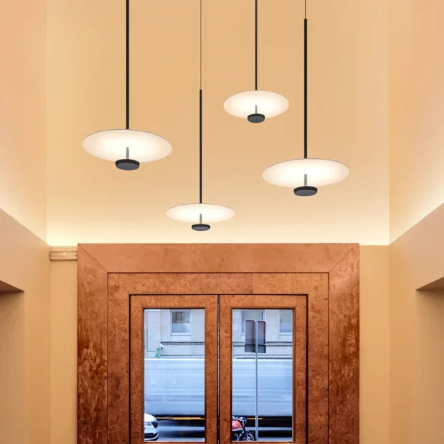 Elegant ArcLumi LED-hänglampa. Energisnål taklampa med stilren design, perfekt för modern inredning.