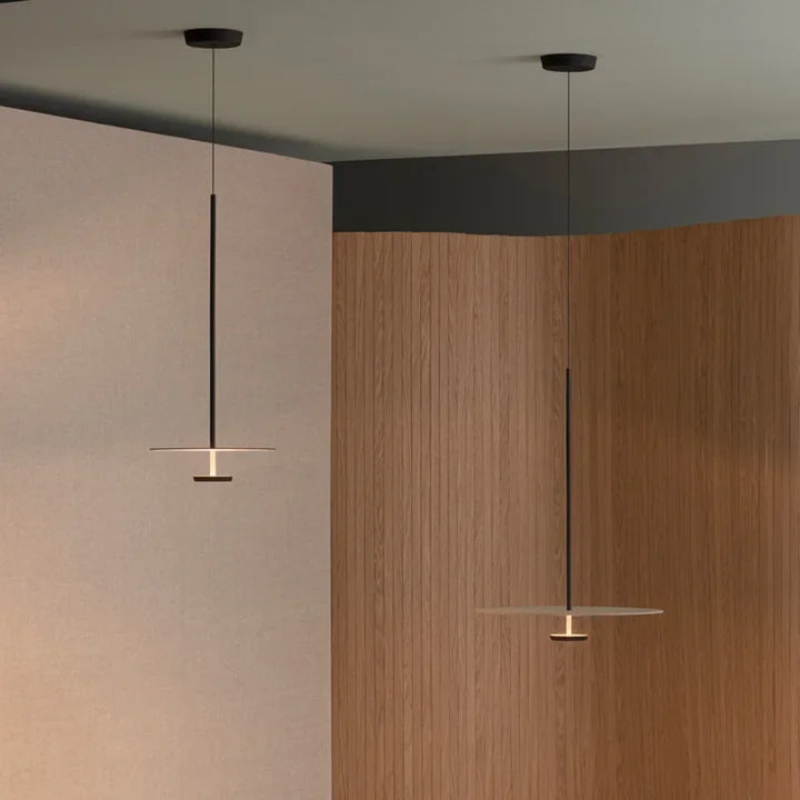 ArcLumi designlampa, en modern LED-hänglampa som skapar mysig belysning över matbordet i vardagsrummet.