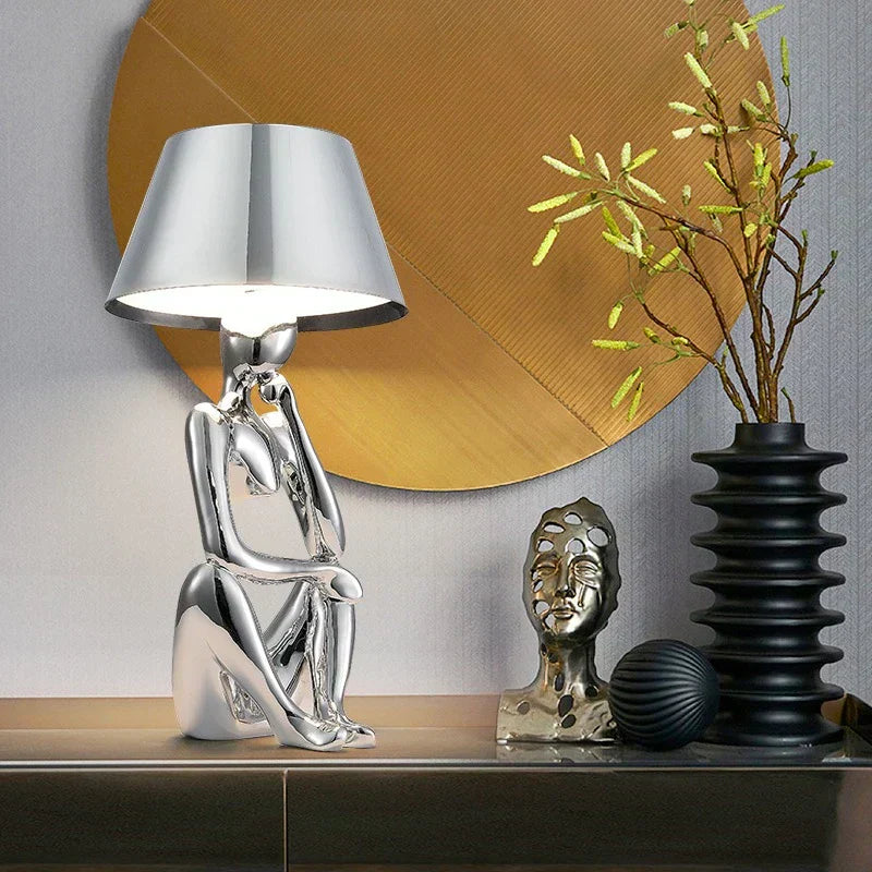 Stilren Arden bordslampa, elegant heminredning. Designerlampa som modern belysning för vardagsrum eller sovrum.
