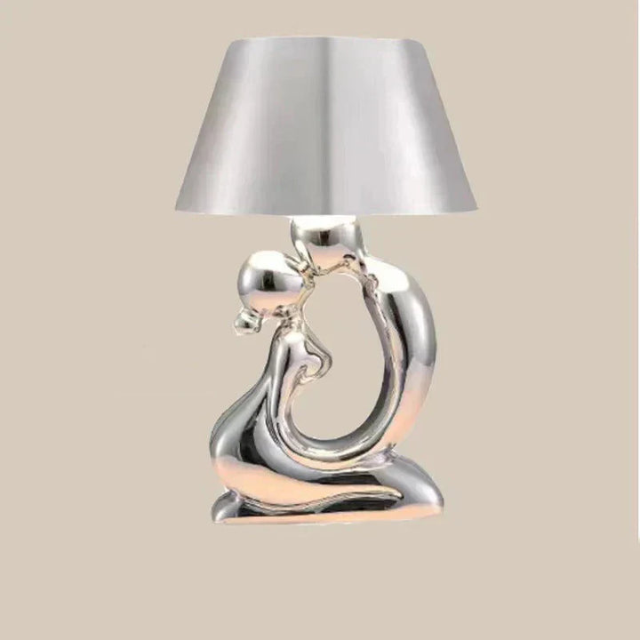 Arden design bordslampa skapar mysig belysning. Tidlös lampa för vardagsrum, sovrum & kontor. Modern inredningsdetalj.