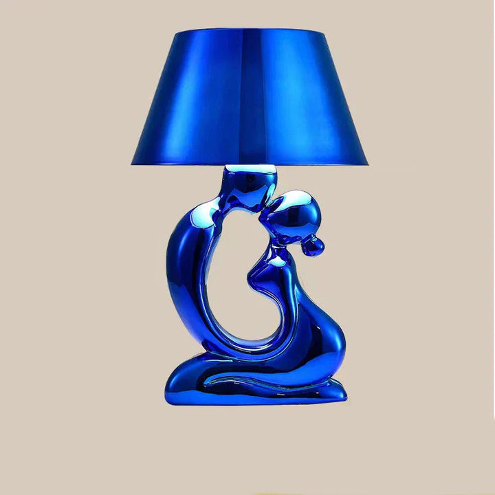 Elegant Arden bordslampa med tidlös design. Perfekt för modern inredning, ger varm belysning i vardagsrum/sovrum.