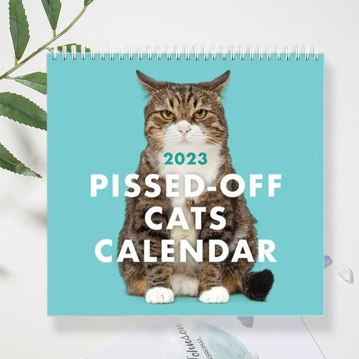 "Arg Kattkalender 2024: Charmig kalender med uttrycksfulla, humoristiska kattbilder, perfekt present för kattälskare."