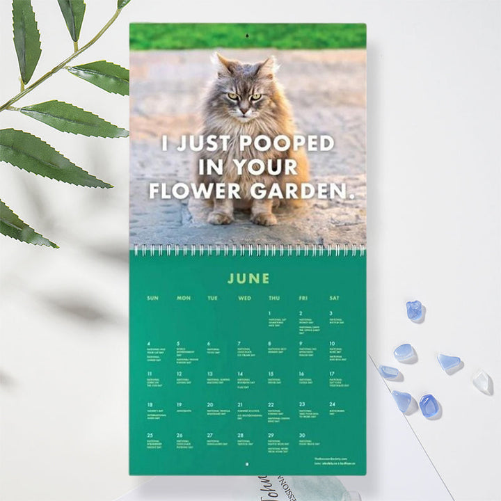 "Arg Kattkalender 2024: Charmig kalender med uttrycksfulla, humoristiska kattbilder, perfekt present för kattälskare."
