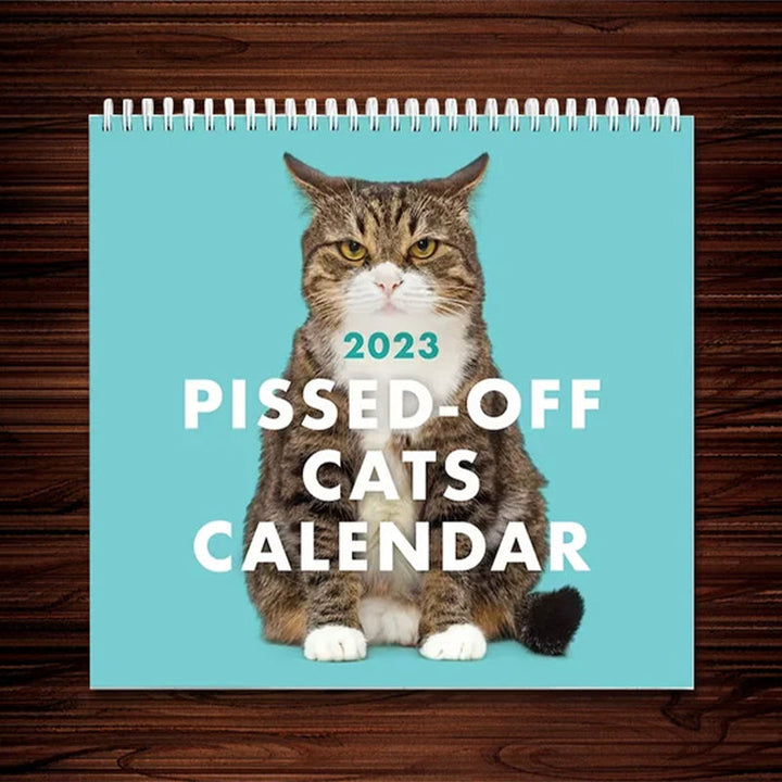 "Arg Kattkalender 2024: Charmig kalender med uttrycksfulla, humoristiska kattbilder, perfekt present för kattälskare."
