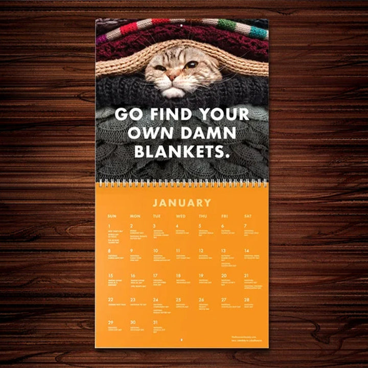 "Arg Kattkalender 2024: Charmig kalender med uttrycksfulla, humoristiska kattbilder, perfekt present för kattälskare."