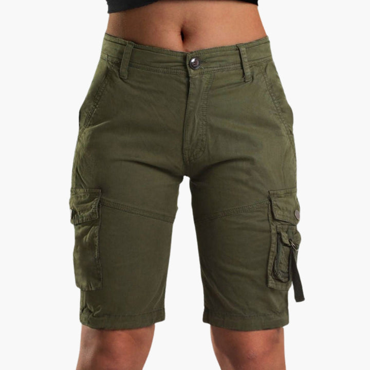 Armégröna dam cargo shorts med stora fickor. Stilsäkra och bekväma sommarshorts för fritid.