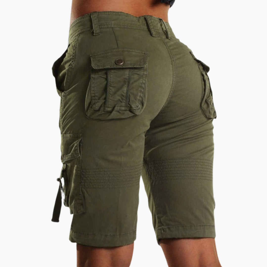 Vita dam cargo shorts med rymliga fickor. Bekväma sommarshorts för en avslappnad och trendig fritidslook.