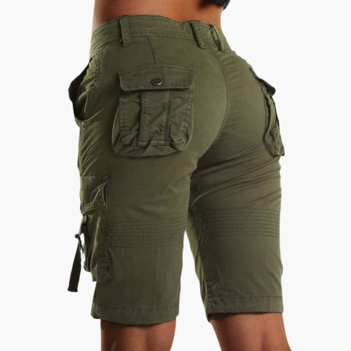 Vita dam cargo shorts med rymliga fickor. Bekväma sommarshorts för en avslappnad och trendig fritidslook.