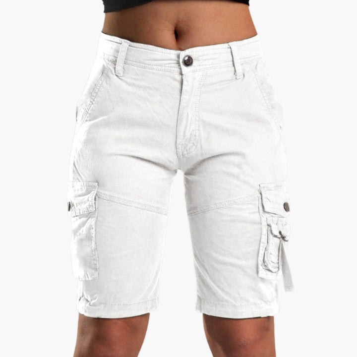 Trendiga dam cargo shorts i armégrönt, perfekta för sommar och fritid. Bekväma shorts med funktionella fickor.