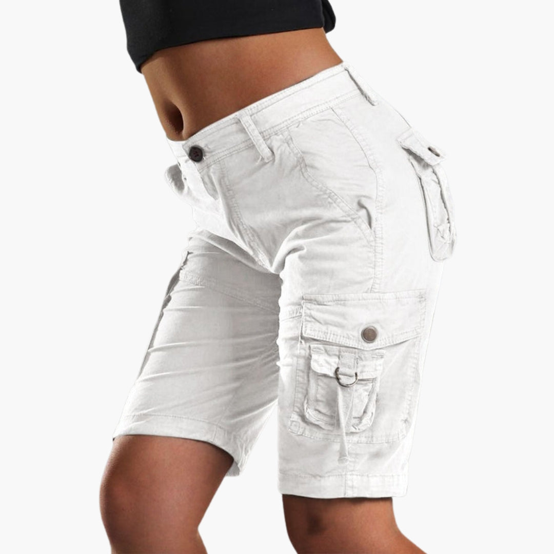 Vita, stilsäkra dam cargo shorts med praktiska fickor. Perfekta sommarshorts för bekväm och avslappnad fritid.