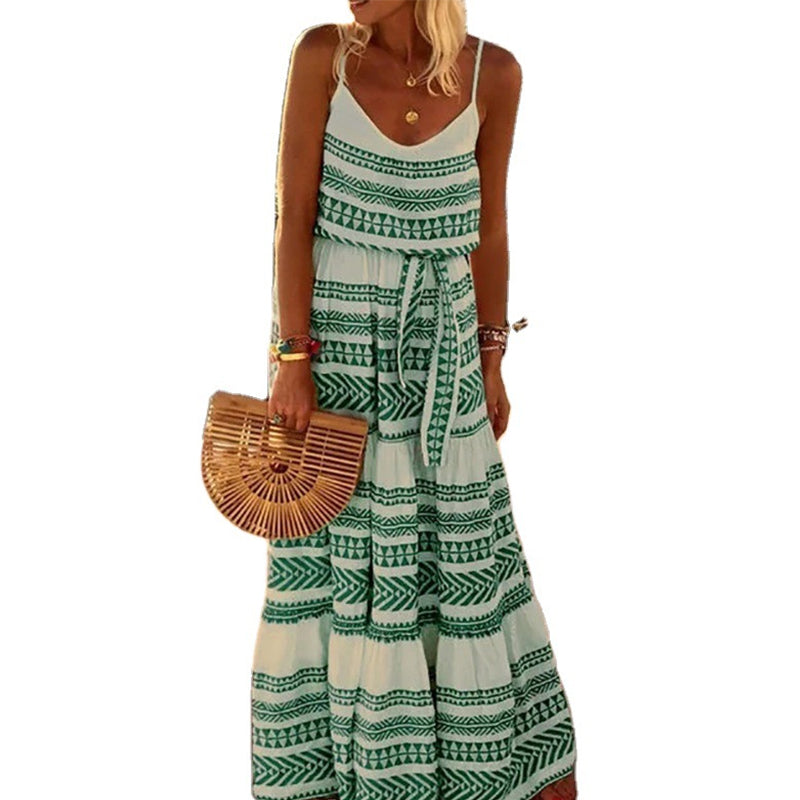 "Ärmlös boho cami maxi klänning med tryck i blå, grön, röd, svart. Perfekt för sommar och semesterdagar."
