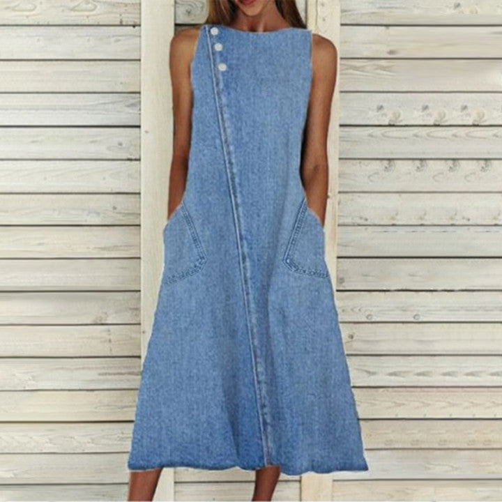 "Ärmlös dam denimklänning med rund hals, framifrån, fickor synliga, elegant design för sommar och vardag."