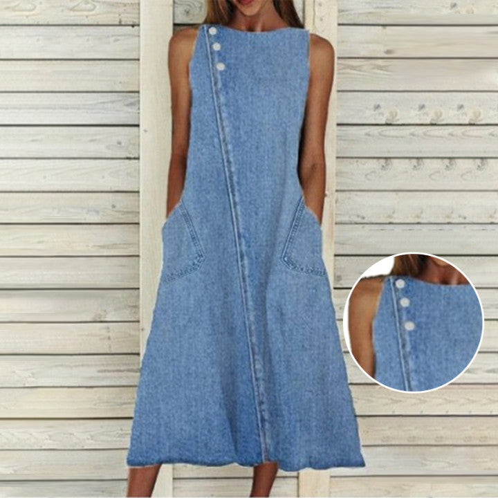 "Ärmlös dam denimklänning med rund hals, framifrån, fickor synliga, elegant design för sommar och vardag."