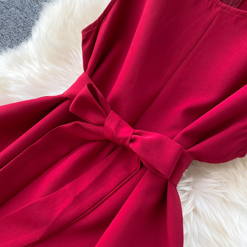 "Ärmlös damjumpsuit i somriga färger, justerbart bälte, bomullsmaterial, för stil och komfort under varma dagar."