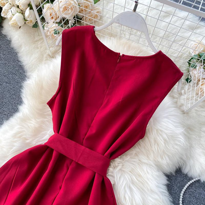 "Ärmlös damjumpsuit i somriga färger, justerbart bälte, bomullsmaterial, för stil och komfort under varma dagar."