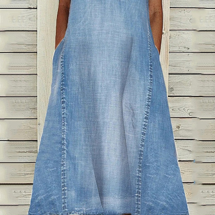 "Ärmlös V-ringad denimklänning för kvinnor, mjukt material, moderiktig design för sommar."