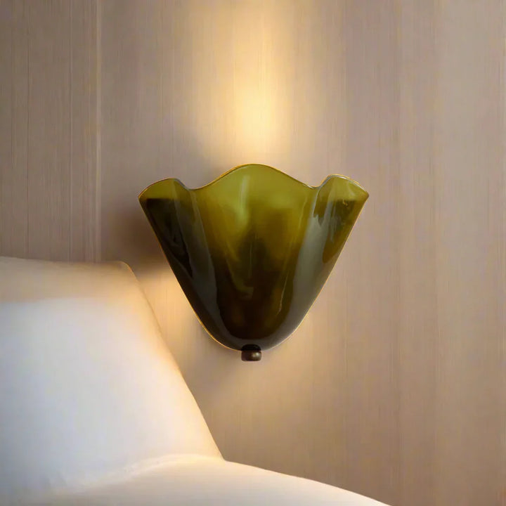 Art deco snäckformad vägglampa med LED. Perfekt designelement för vintage inredning.