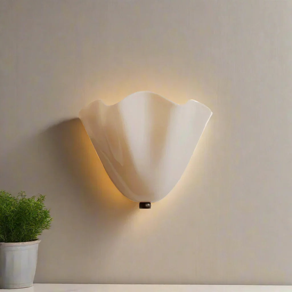 Energieffektiv LED-vägglampa, snäckformad art deco-design. Skapar vintage stämning inomhus.