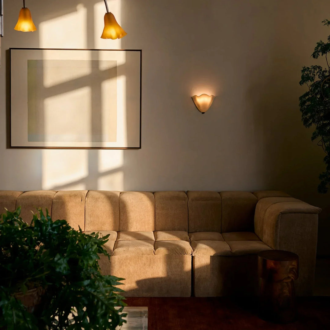 Exklusiv art deco LED-vägglampa i snäckform. Dekorativ belysning för heminredning.