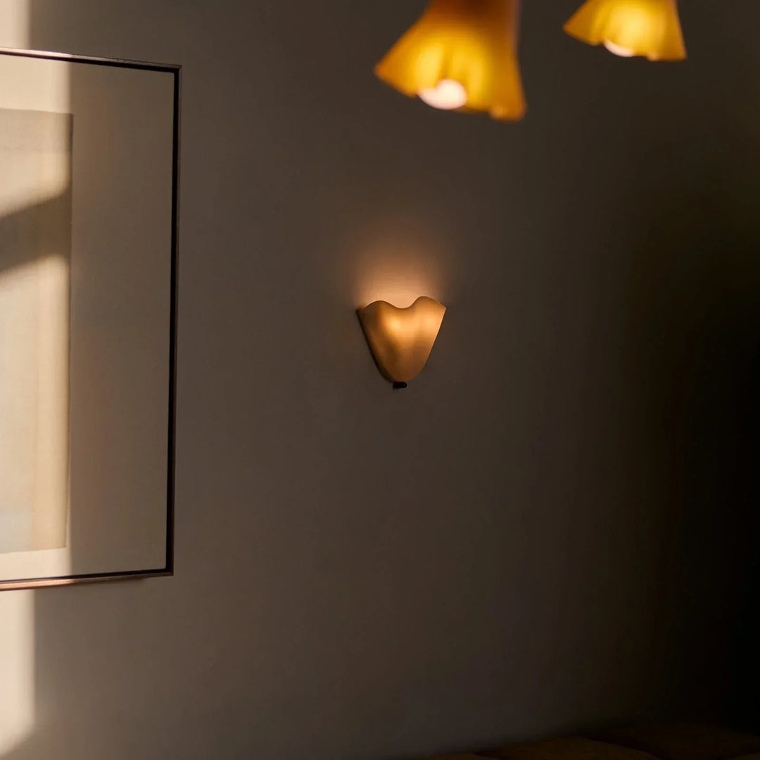Art deco-inspirerad snäckformad LED-vägglampa. Stilfull, energieffektiv och stämningsfull inomhusbelysning.