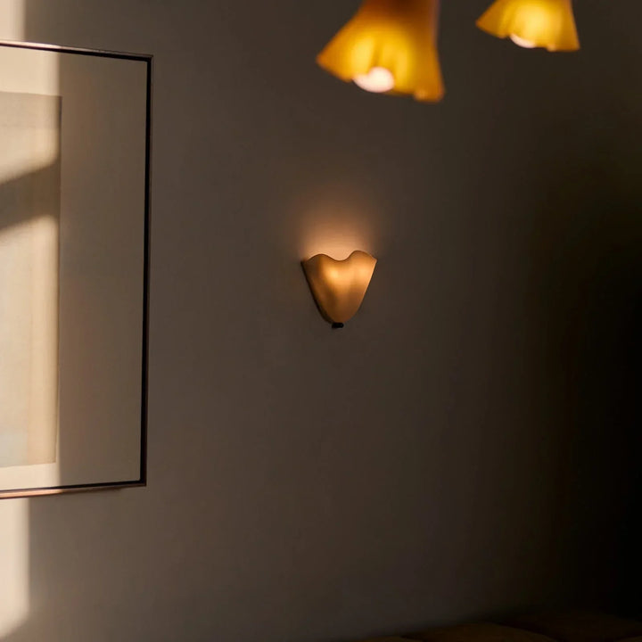 Art deco-inspirerad snäckformad LED-vägglampa. Stilfull, energieffektiv och stämningsfull inomhusbelysning.