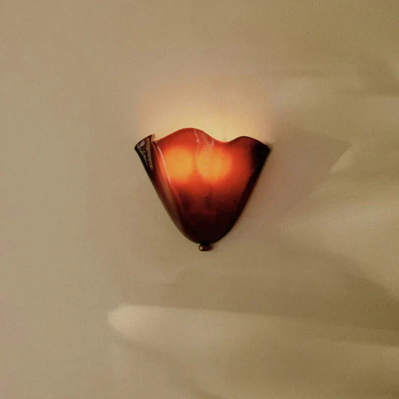 Energieffektiv LED-vägglampa i art deco-stil, snäckformad för unik vintage-belysning.