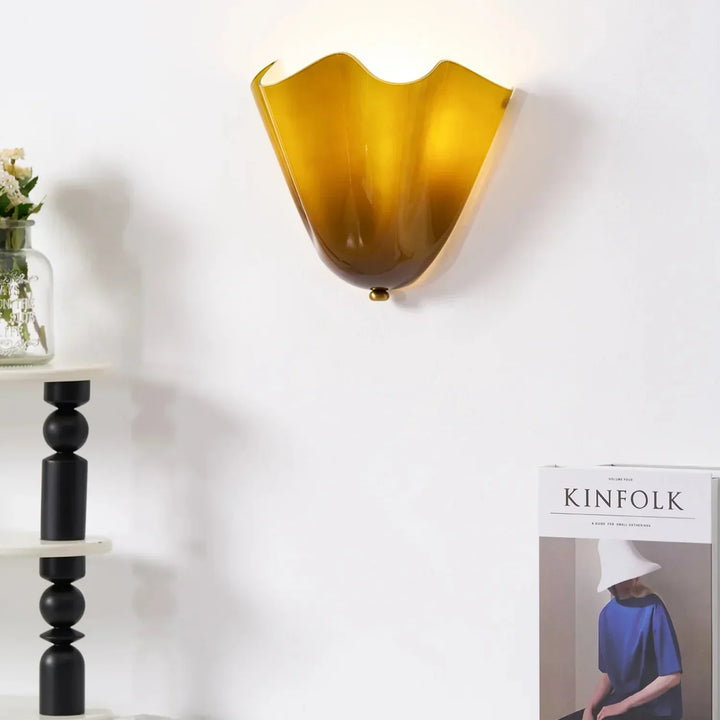 Dekorativ art deco snäckformad vägglampa med LED, idealisk för modern eller vintage heminredning.