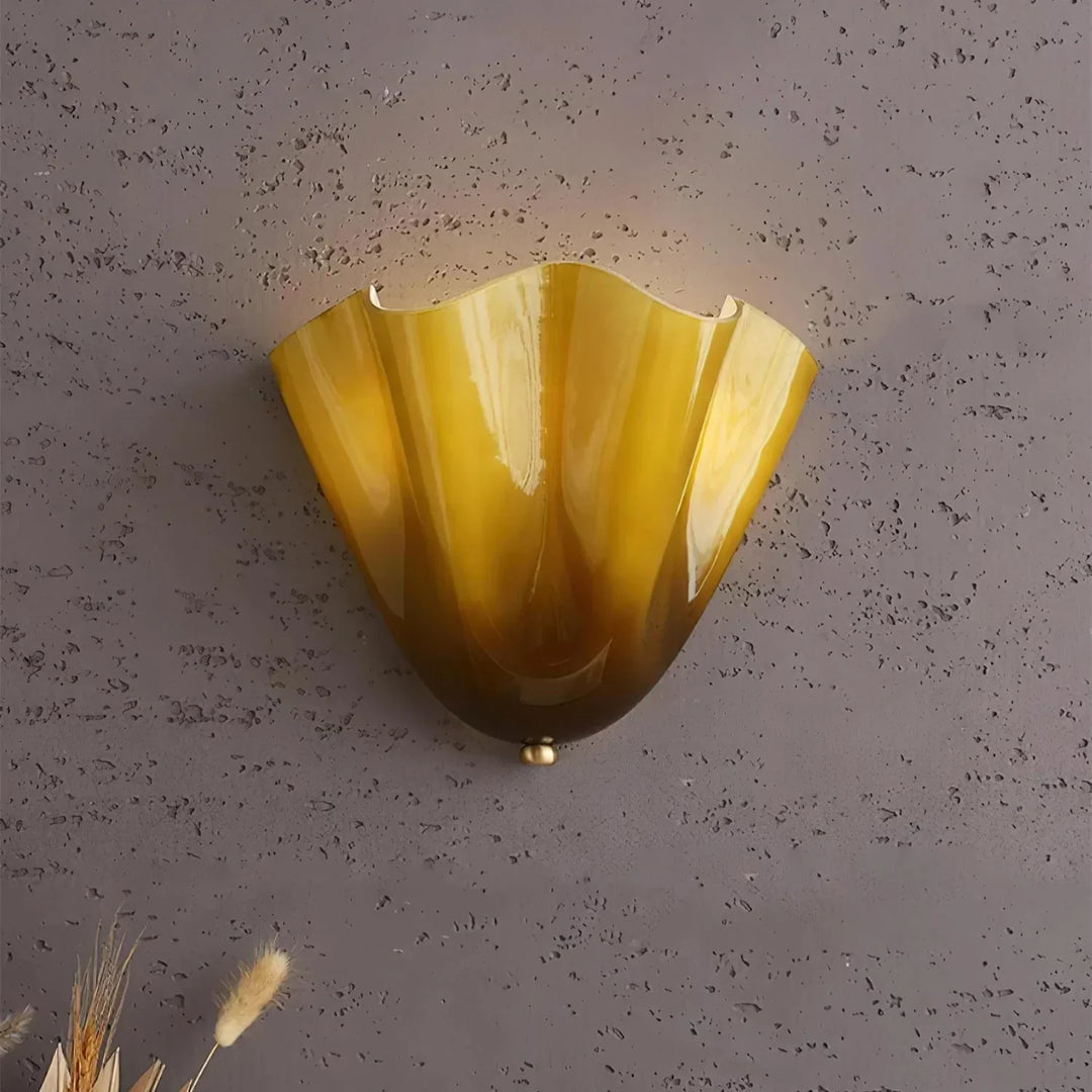 Unik snäckskalsformad LED-vägglampa i art deco-stil. Vintage design för heminredning.