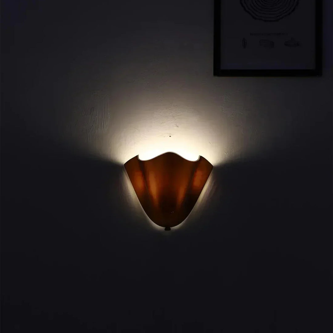 Stämningsfull snäckformad LED-vägglampa, art deco-inspirerad design för elegant belysning.