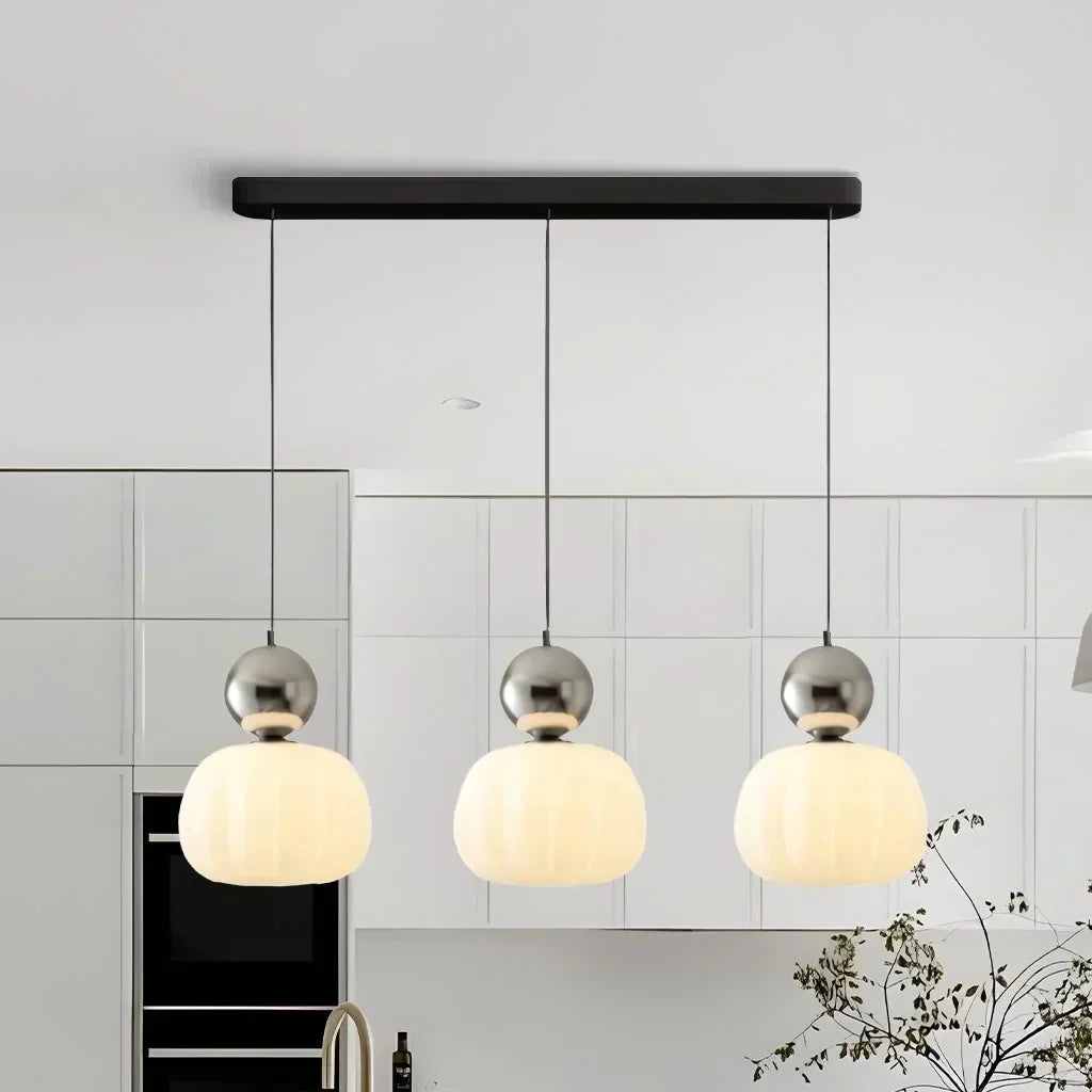 Inredningsdetalj: Art Deco LED-pendel, justerbar för flexibel inomhusbelysning.