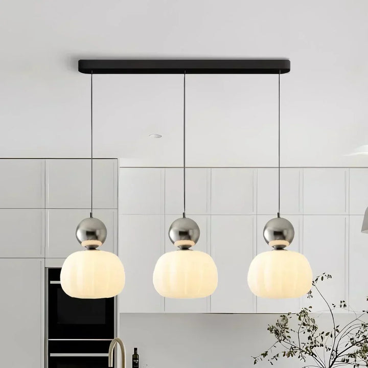Inredningsdetalj: Art Deco LED-pendel, justerbar för flexibel inomhusbelysning.