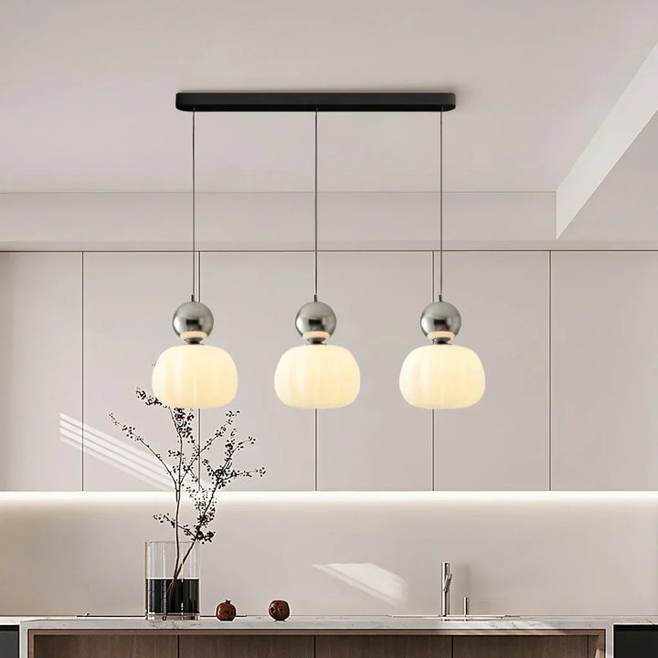 Art Deco justerbar pendellampa med LED, perfekt för designade utrymmen.