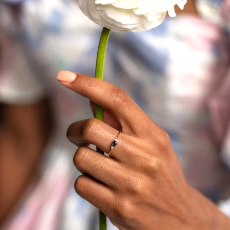 Art Déco-ring i koppar för män och kvinnor, eleganta vitguld och gyllene nyanser, tidlös design, accessoarer.