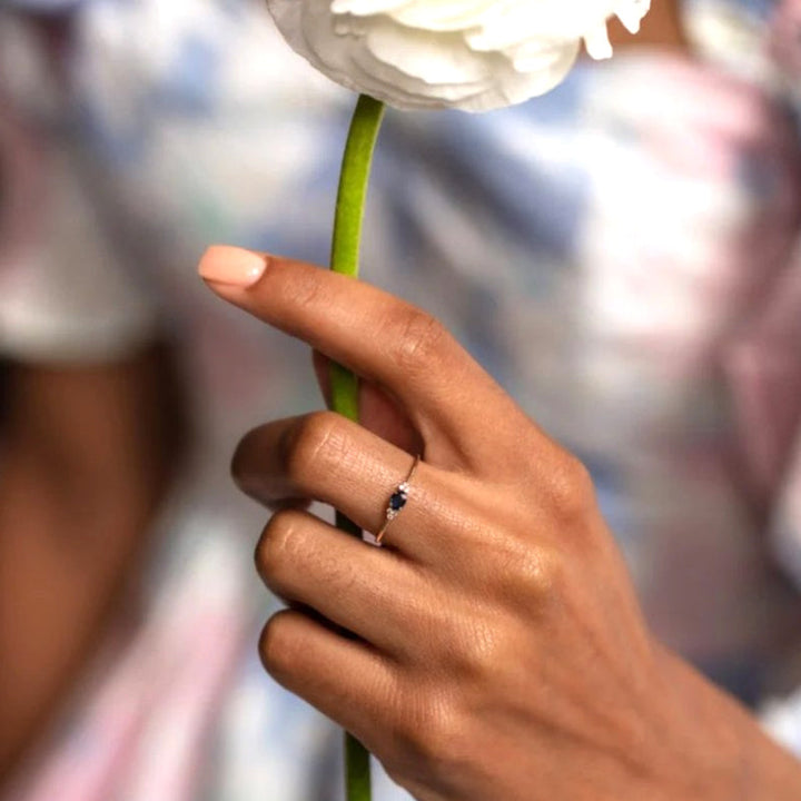 Art Déco-ring i koppar för män och kvinnor, eleganta vitguld och gyllene nyanser, tidlös design, accessoarer.