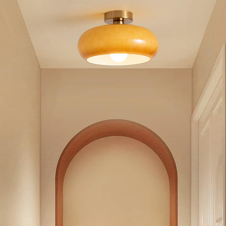 Inredningstips: Art Deco rund taklampa. Ger stil och ljus i vardagsrum och modern hall.
