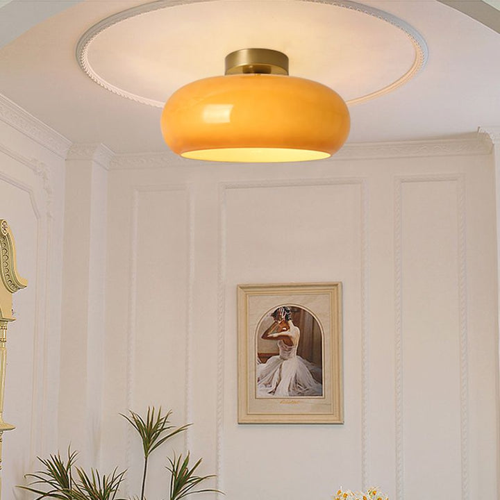 Vacker Art Deco rund taklampa. Moderniserar ditt hem med sin unika och eleganta design.
