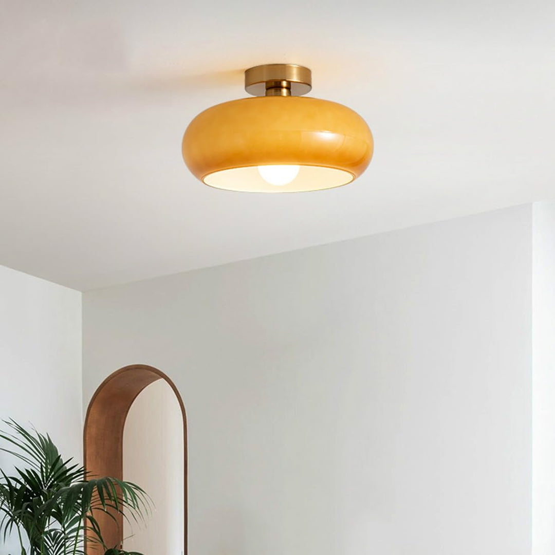 Rund taklampa Art Deco, tidlös elegans. Sprider behagligt ljus i modern inredning.