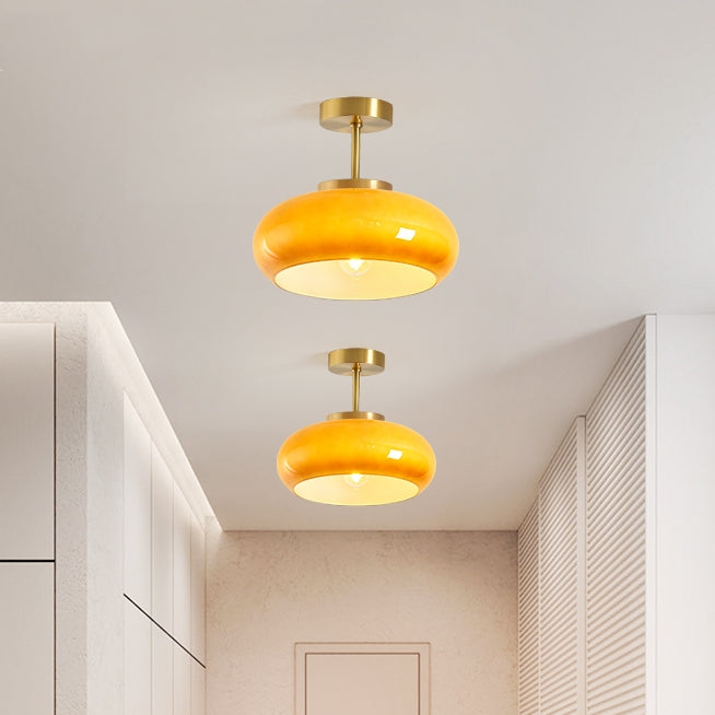 Modern belysning: Rund Art Deco taklampa. Skapar en unik känsla i vardagsrum eller hall.