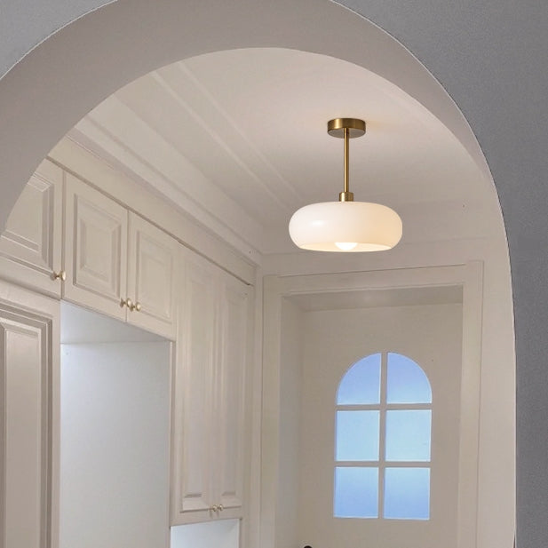 Ljuskälla: Art Deco rund taklampa. Sprider behagligt och jämnt ljus, perfekt för hemmet.