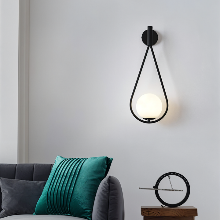 ArtLoop LED-vägglampa, droppformad och stilfull, idealisk för sovrum eller vardagsrum.