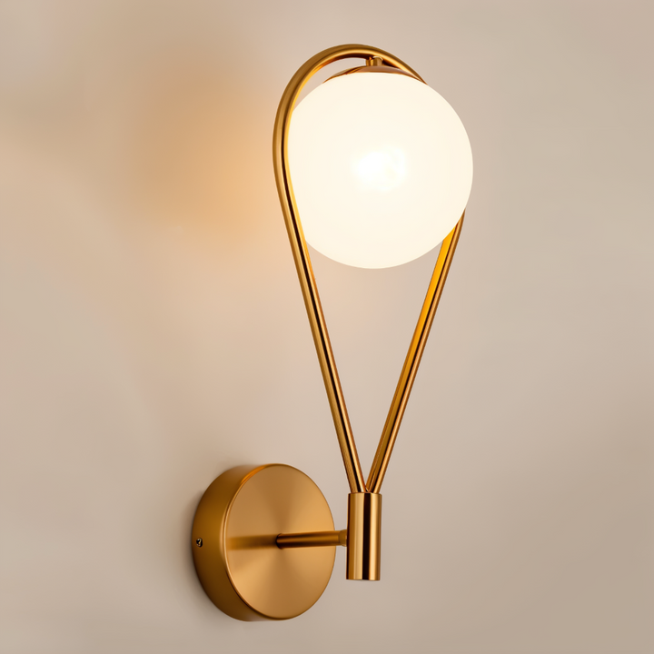 Elegant droppformad ArtLoop vägglampa för hemmet, skapar stilfull och modern atmosfär.