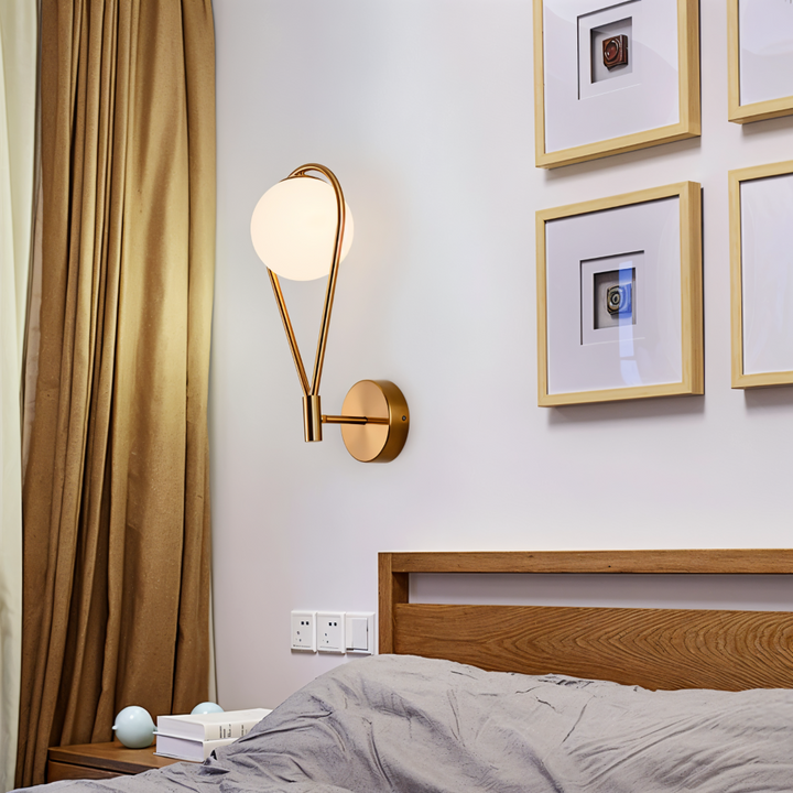 Elegant ArtLoop vägglampa, droppformad design, perfekt inomhusbelysning för vardagsrum.