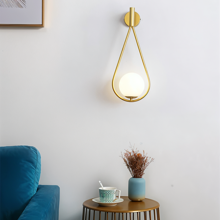Vacker ArtLoop vägglampa, droppformad design som LED-lampa, för modern heminredning.