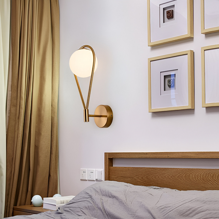 Stilren ArtLoop droppformad vägglampa, LED-belysning för ett modernt och inbjudande hem.