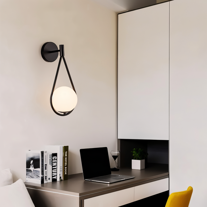 Droppformad ArtLoop designlampa, väggmonterad LED-belysning för vardagsrum eller hall.