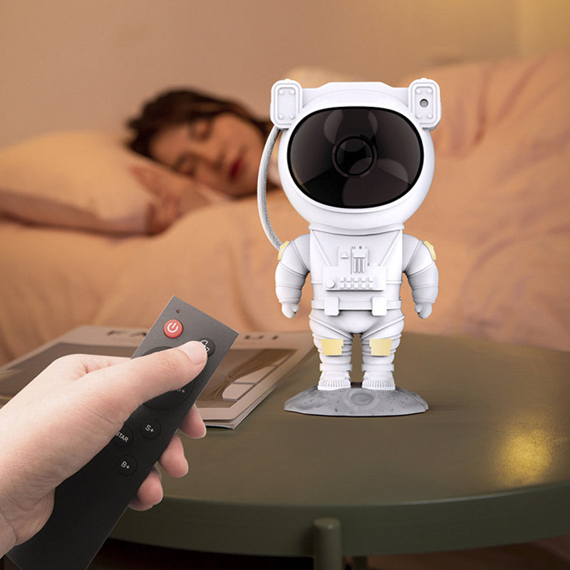"Astronautprojektor för stjärnhimmel i rum, skapar en stjärnklar himmel, lugnande nattljus för avkoppling."
