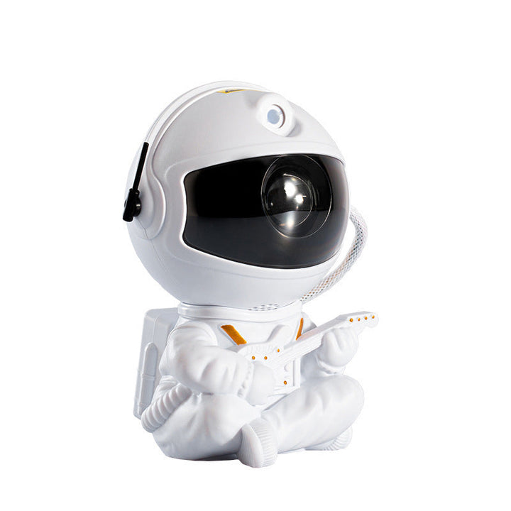 "Astronautprojektorlampa med stjärnhimmel, vit astronautfigur, projicerar 360° ljus och stjärnor i ett rum."