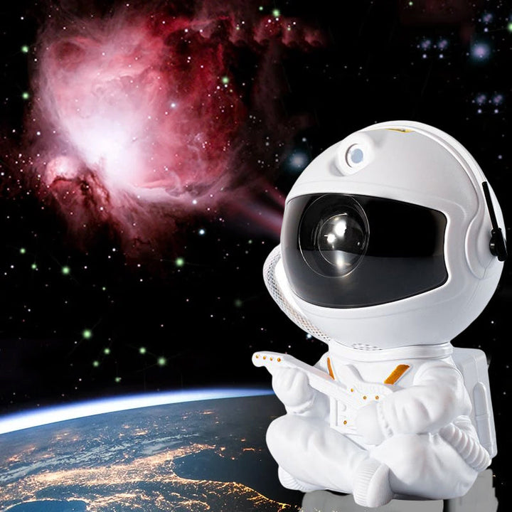 "Astronautprojektorlampa med stjärnhimmel, vit astronautfigur, projicerar 360° ljus och stjärnor i ett rum."
